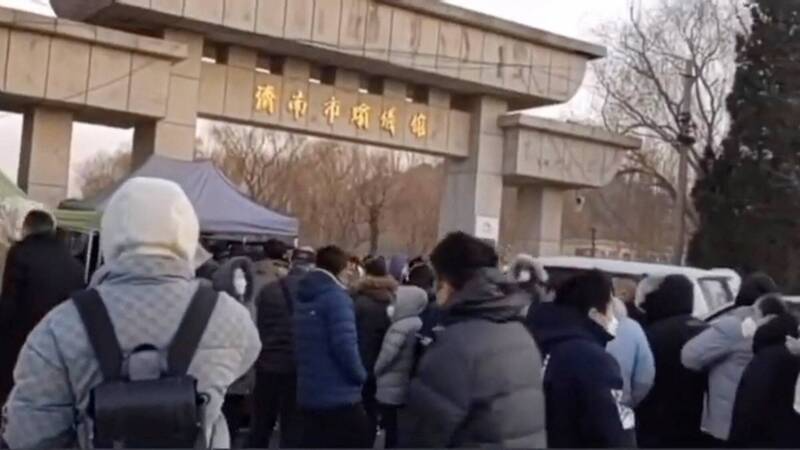 中國的武漢肺炎疫情大噴發，北京、上海等大城市的殯儀館大排長龍。（路透）