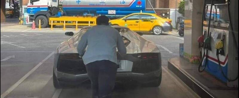 男子推千萬「牛車」進加油站！ 網見照驚呼：有錢人的運動
