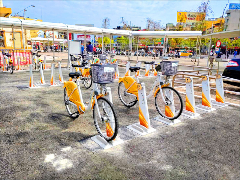 嘉義市府昨宣布YouBike前30分鐘10元的優惠及市區電動公車持電子票證免費搭乘的優惠，延長到明年六月三十日。（資料照）