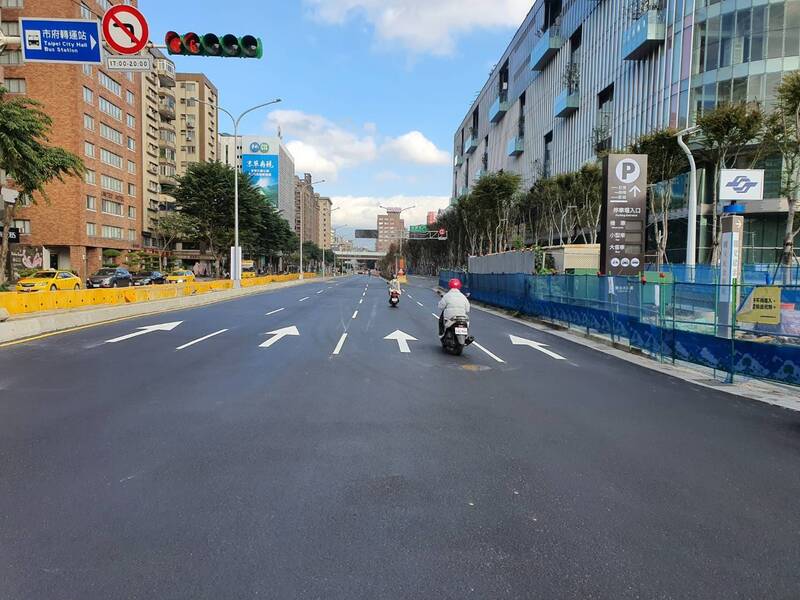 台北市副市長李四川視察大巨蛋周邊道路、人行道改善工程，遠雄連夜趕工完成。（台北市政府提供）