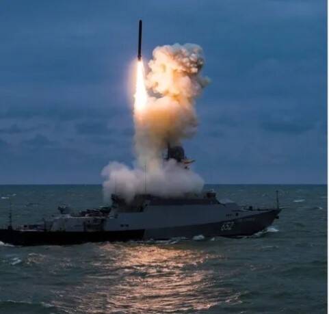俄罗斯国防部公布照片，显示黑海军舰发射巡弋飞弹，攻击乌克兰。（取自俄国防部Telegram）(photo:LTN)