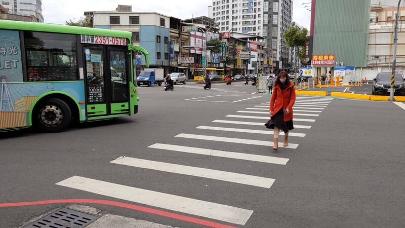 台中市交通局稽查公車停讓行人情況，多數均停讓行人。（台中市交通局提供）