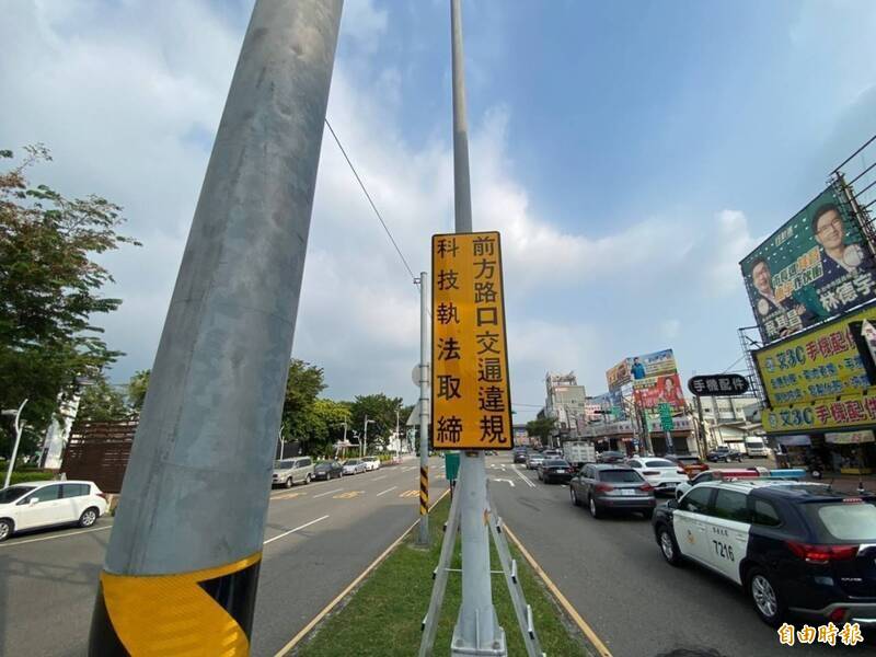 台中市警局於易肇事路口設置「科技執法」設備。（記者張瑞楨攝）