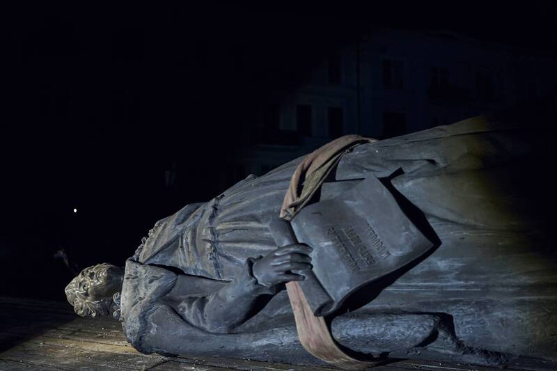 被拆下的叶卡捷琳娜二世雕像。（美联社）(photo:LTN)