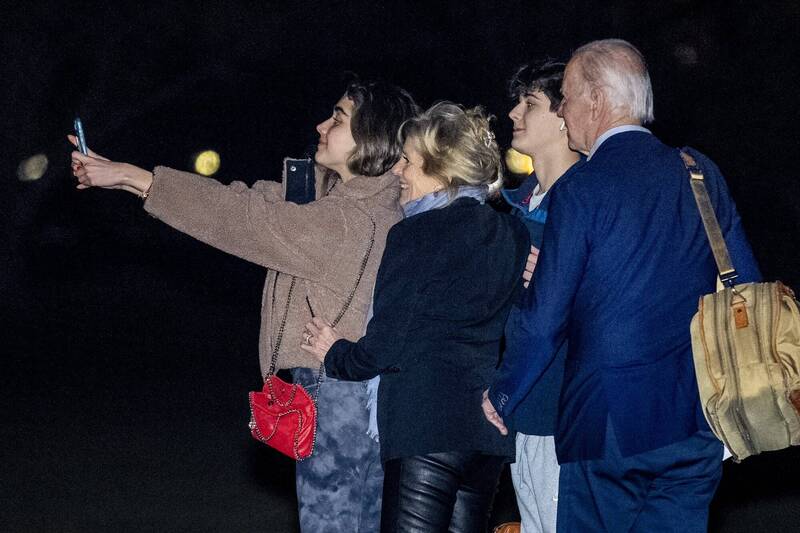 80岁的美国总统拜登（右1）27日晚间与家人从白宫出发，准备搭机到维京群岛度假前轻松玩自拍；左起孙女娜塔莉（Natalie）、太太吉儿（Jill）、孙子罗伯（Robert）。（美联社资料照）(photo:LTN)