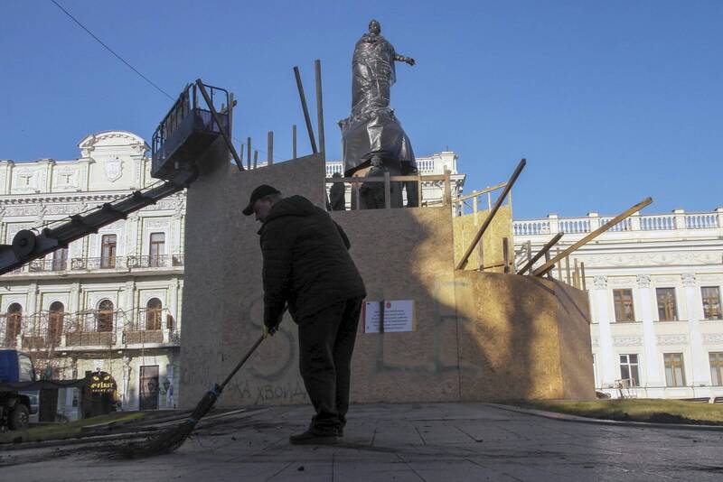 乌克兰敖德萨市（Odessa）城中心百年历史俄罗斯女沙皇叶卡捷琳娜二世（又称凯萨琳大帝）雕像今天拆除。（欧新社）(photo:LTN)