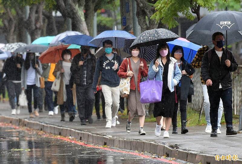 週五北部及東半部是陰雨天氣，北海岸、東北角至宜蘭要留意大雨。中南部多多少少有些短暫陣雨，主要發生在山區且偏零星。（資料照）
