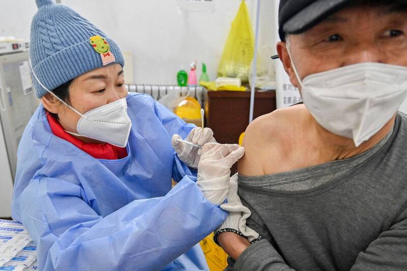 中国武汉肺炎疫情延烧，各地仍传缺药，不少人也赶紧打疫苗防范感染；图为山东省青州医护人员为民众注射疫苗。（法新社）(photo:LTN)