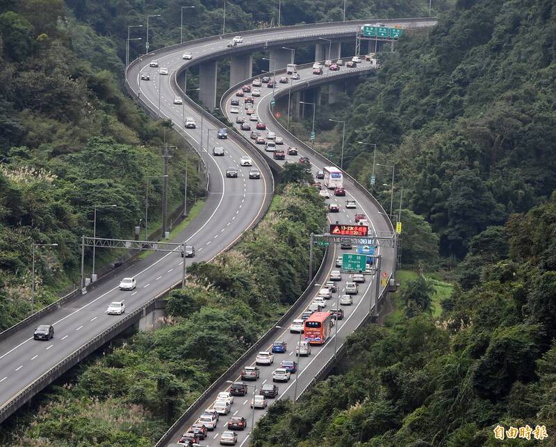 高公局預估明天早上國五南向就將出現出遊車潮。（資料照，記者廖振輝攝））