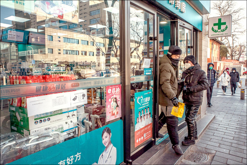 中国进一步放宽防疫政策后，多地出现抢药潮。图为一名工人廿九日走出北京一家药房。（彭博）(photo:LTN)