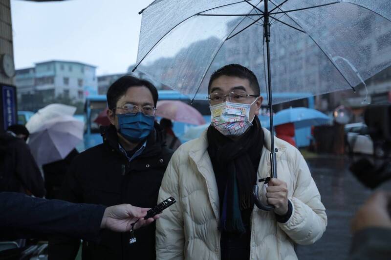 基隆市長謝國樑（右）今天一早6點45分出現在國家新城的基隆客運總站，親自搭乘R82路線公車，體驗通勤族辛苦。（圖為基隆市政府提供）