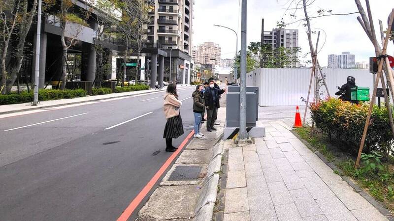 新竹市埔頂二路餐廳化糞池水肥外洩飄惡臭，環保局除要求業者清運水肥也進行水溝的清溝作業。（環保局提供）