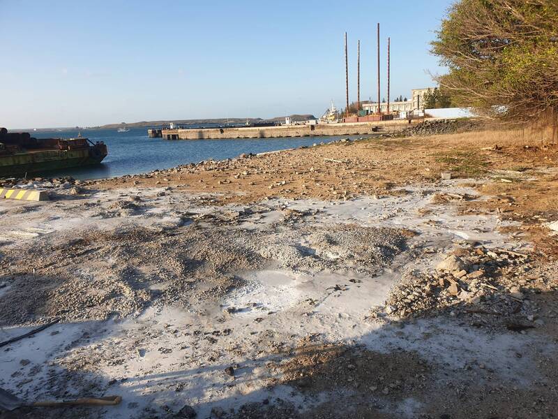 澎湖重要史蹟日治陸軍棧道現遭到水泥覆蓋污染。（王茶提供）