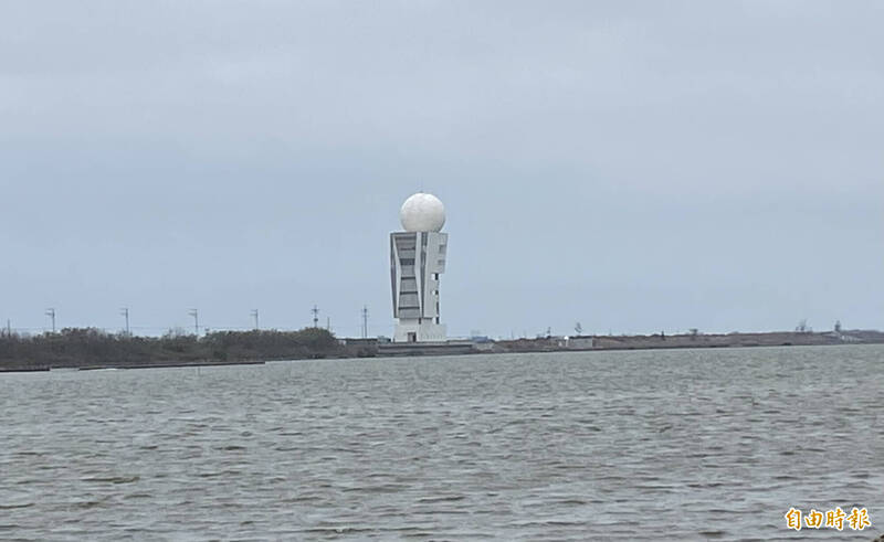 七股氣象雷達站矗立在台南七股潟湖海堤上。（記者楊金城攝）