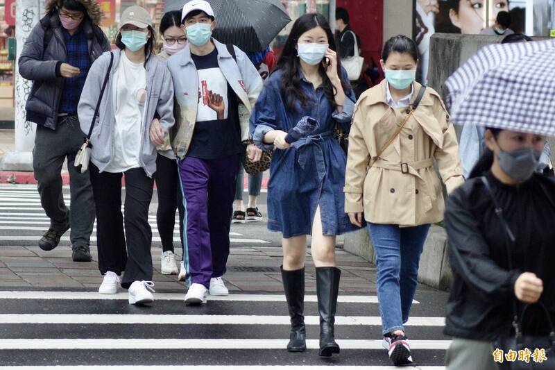 明日受到東北季風及南方雲系北移影響，桃園以北、東半部有局部短暫雨，中南部天氣則較為穩定。（資料照）