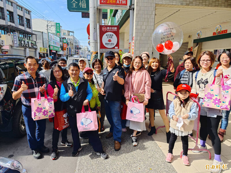 「台灣好行」清水岩線行駛到今天，許多遊客揪團搭「末班車」。（記者顏宏駿攝）