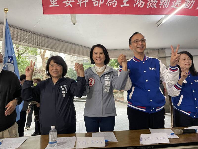 國民黨主席朱立倫（右二）陪同國民黨台北市第三選區立委補選候選人王鴻薇（右三）出席黃國樑中山區黨部座談會，嘉義市長黃敏惠（右四）現身力挺。（朱立倫辦公室提供）