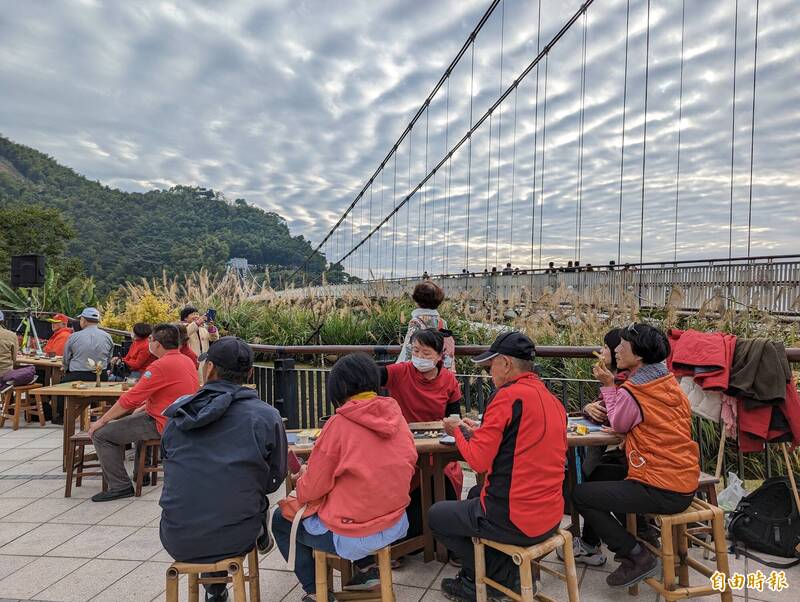 太平雲梯「賞一抹紅霞」活動設有茶席，遊客邊品茗邊送別2022年夕陽。（記者王善嬿攝）