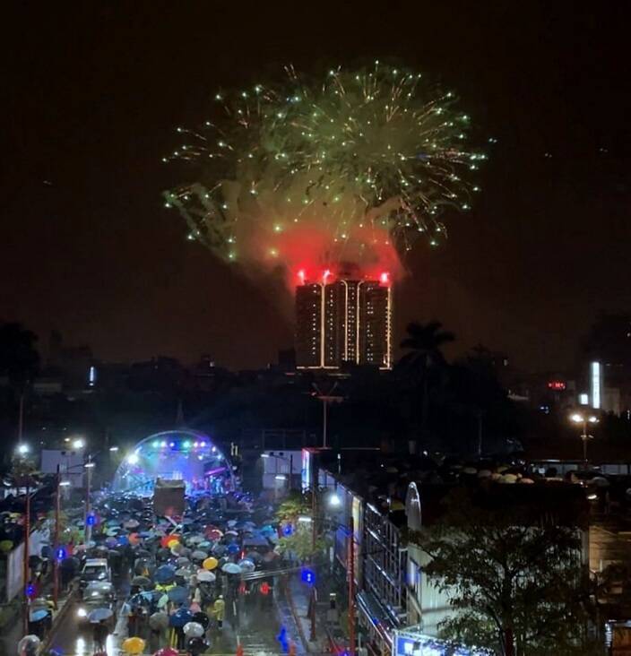 宜蘭縣羅東今年跨年晚會,當地新地標、24樓高的村却酒店首度施放跨年煙火秀。(圖由羅東鎮公所提供) 宜蘭縣羅東今年跨年晚會,當地新地標、24樓高的村却酒店首度施放跨年煙火秀。(圖由羅東鎮公所提供)