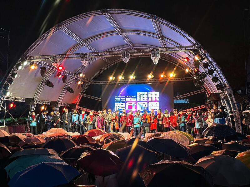 羅東跨年晚會在滂沱大雨中開幕,眾多追星粉絲撐著雨傘觀賞表演。(圖由羅東鎮公所提供) 羅東跨年晚會在滂沱大雨中開幕,眾多追星粉絲撐著雨傘觀賞表演。(圖由羅東鎮公所提供)