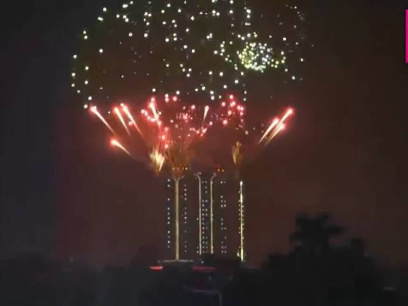 宜蘭縣羅東地標村却國際溫泉酒店施放跨年煙火秀。(圖擷取自羅東跨年晚會直播畫面) 宜蘭縣羅東地標村却國際溫泉酒店施放跨年煙火秀。(圖擷取自羅東跨年晚會直播畫面)