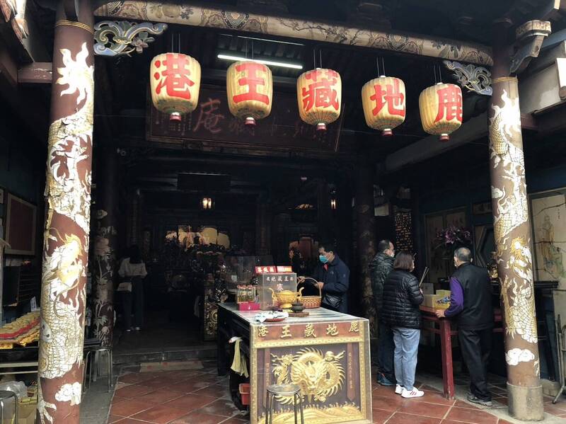 養寵物的民眾越來越多，鹿港地藏王廟也受理過愛狗人士幫寵物點燈。（民眾提供）