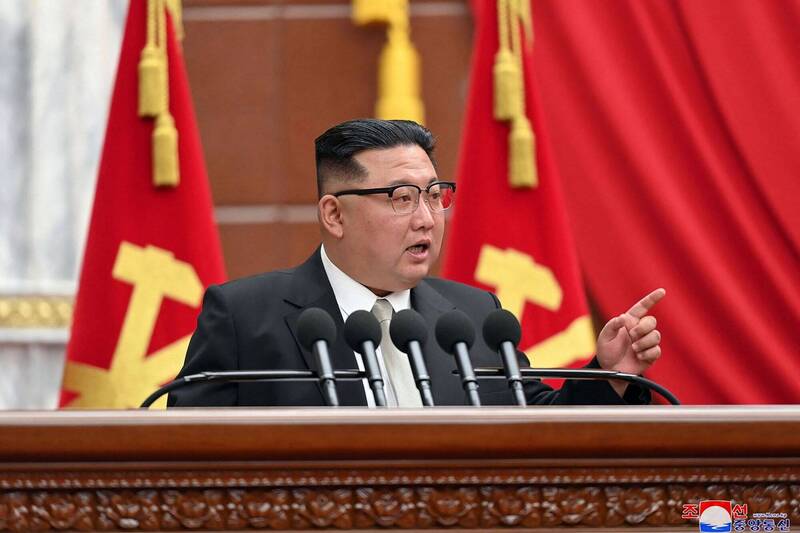 北韓領導人金正恩指出國內核彈庫存必須呈幾何級數增長，南韓國防部則警告北韓若企圖動用核武，那麼金正恩政權將會消失。（法新社）