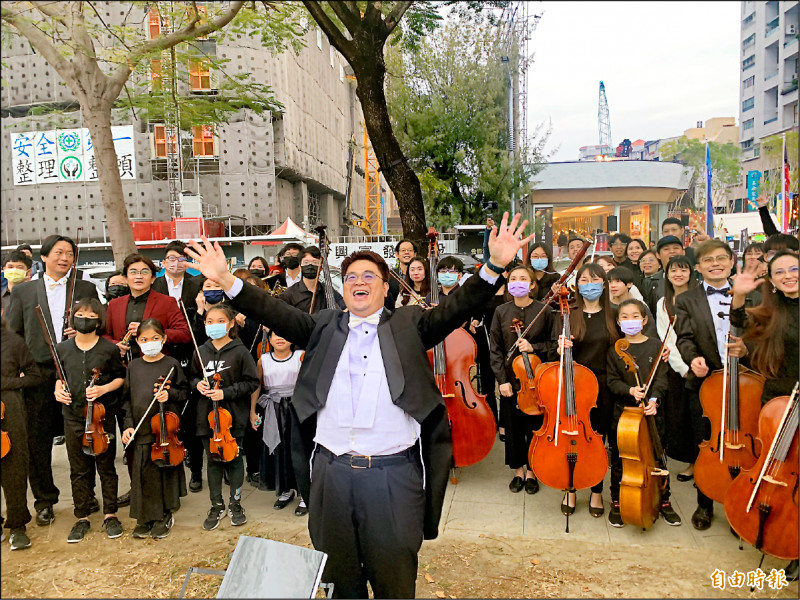 迎接二Ｏ二三年，福爾摩沙管弦樂團與知名阿卡貝拉人聲樂團Fantasia昨下午在「愛河灣」旁，演出十多分鐘的快閃音樂會。（記者方志賢攝）