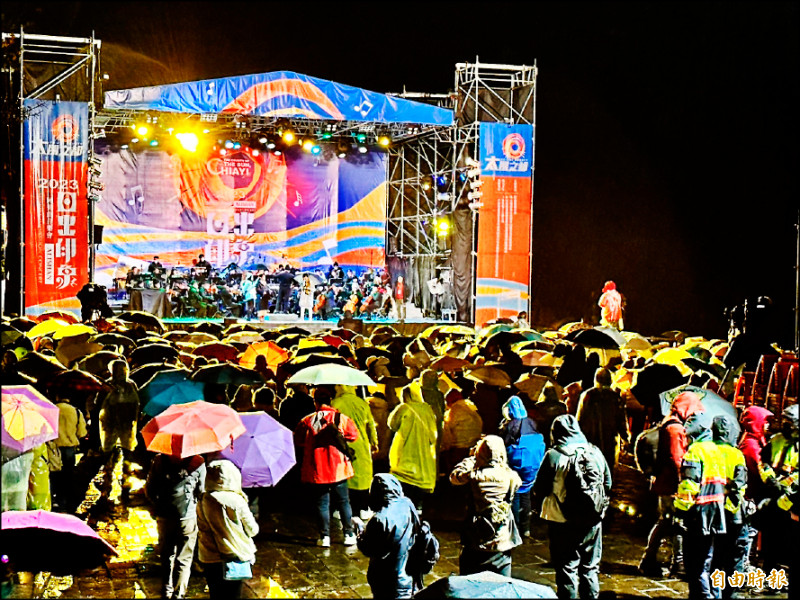 數千民眾撐傘穿雨衣熱情參與日出印象音樂會，可惜天空不作美，太陽並未露臉。（記者蔡宗勳攝）