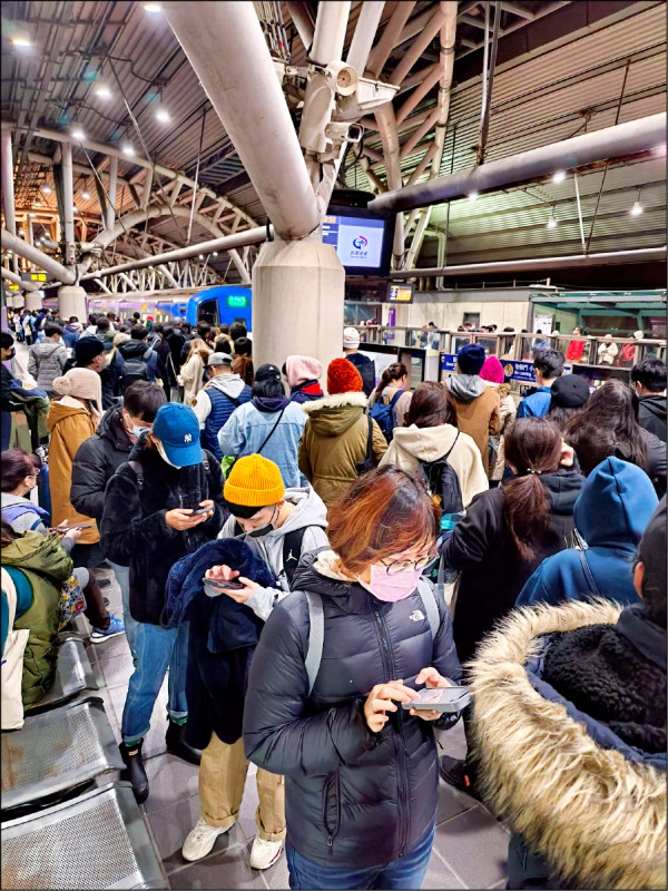 桃園機場捷運因民眾瘋跨年及五月天演唱會，首創10萬7171人次運量。（桃園大眾捷運公司提供）