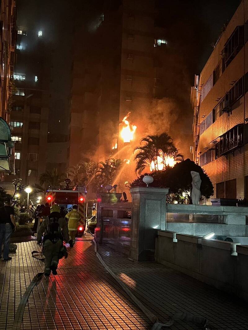 高雄市鳳山區1棟15層大樓發生火警，現場火勢猛烈吞噬3、4樓。（讀者提供）