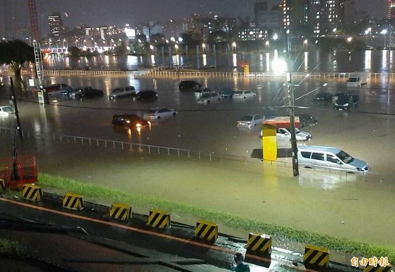 去年尼莎颱風為台北市帶來豪大雨，百齡橋堤防外有超過50部汽車，因來不及移出慘遭泡水。（資料照）