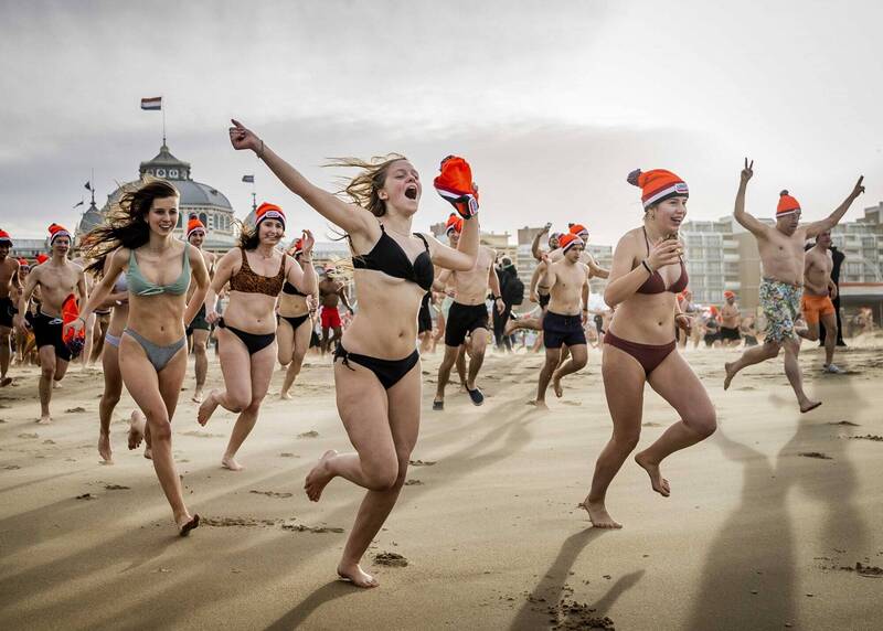 荷兰1月1日有数万人跳进海里庆祝新年。（欧新社）(photo:LTN)
