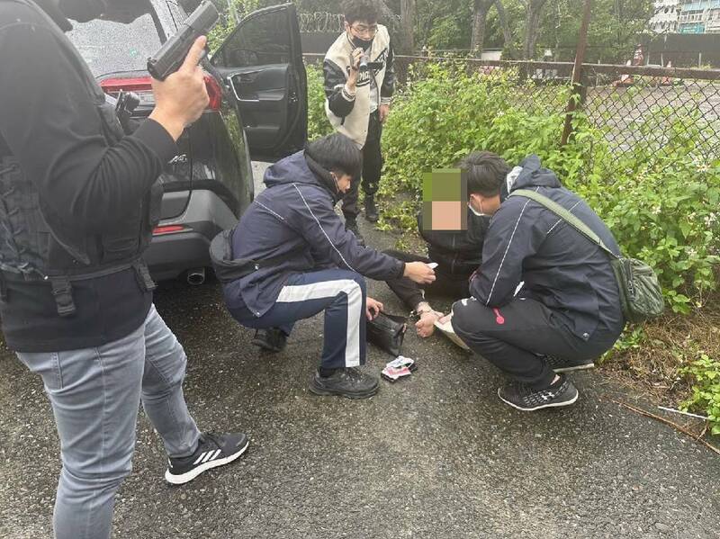 警方查獲涉嫌偷竊500萬元的吳姓男子（右2）到案。（警方提供）