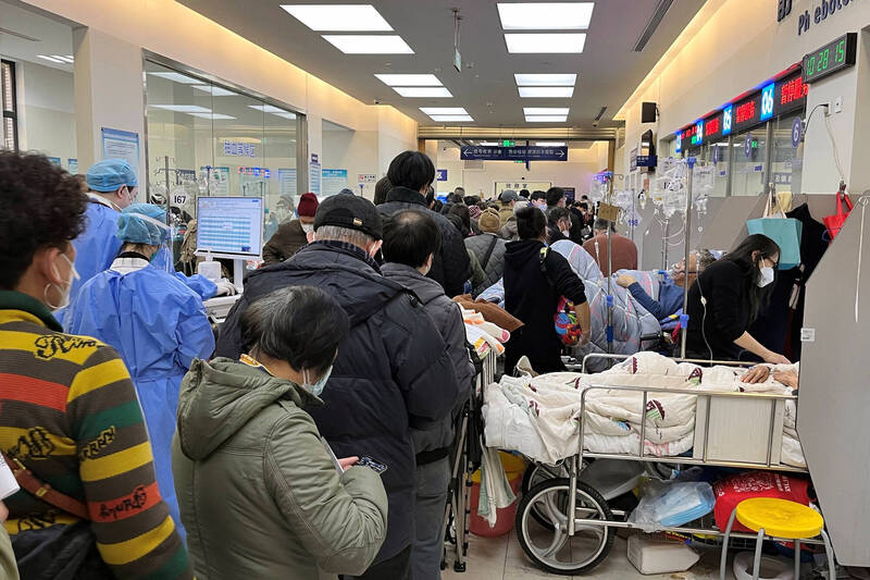 中国疫情严重，民众挤爆医院看诊，但官方却在与世卫举行会议前，淡化正蔓延的疫情。（路透）(photo:LTN)
