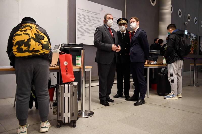 法国卫生部长布劳恩（中左）与其他官员在1月1日视察了巴黎戴高乐机场的病毒检测站。（法新社）(photo:LTN)