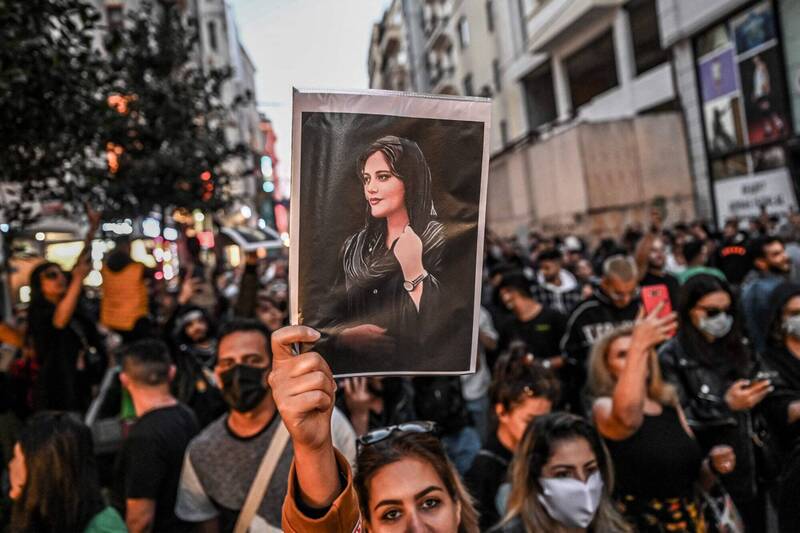 声援库德族女子艾米尼（Mahsa Amini）之死的抗议活动已经撼动伊朗数个月之久，图为9月22日在土耳其伊斯坦堡的声援示威。（法新社资料照）(photo:LTN)