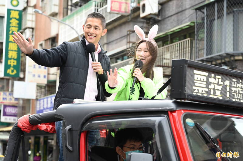 吳怡農龍江路車隊掃街拜票，希望大家支持乾淨正向的選舉，1月8日投下這一票。（記者王藝菘攝）