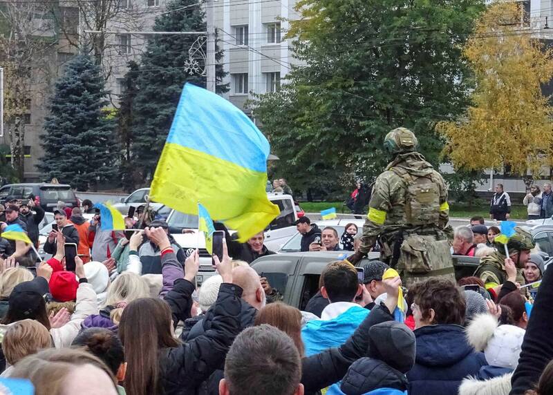 乌克兰武装部队总司令扎卢兹尼表示，俄军过去1年以来在乌克兰所佔领的国土，截至目前为止乌军已从中收复4成。图为赫尔松市当地居民欢迎乌克兰军人。（路透）(photo:LTN)