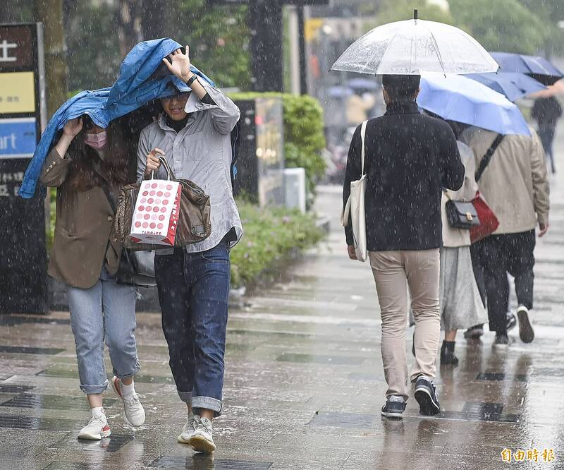 氣象局提醒，週三宜蘭及大台北山區容易有局部大雨發生的機率，外出建議攜帶雨具。（資料照）