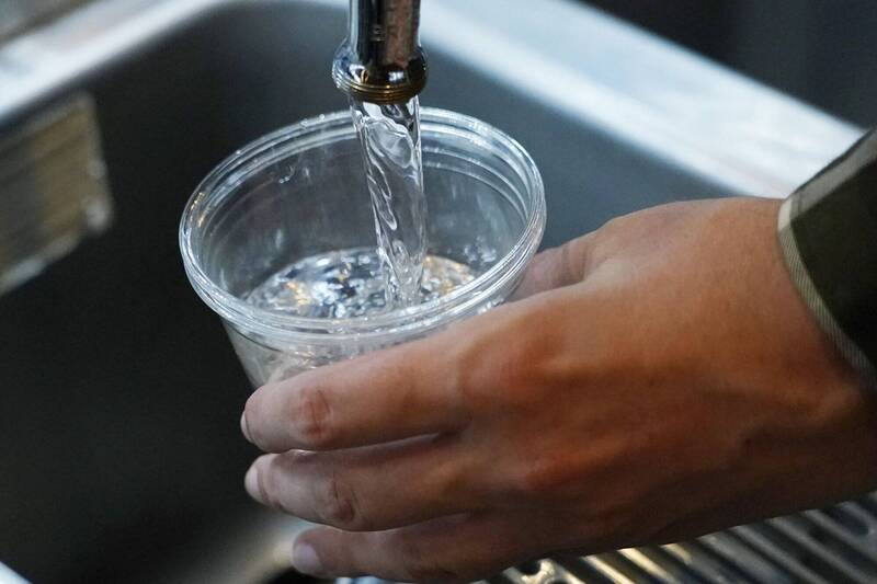 美国最新研究报告显示，适当补充水分可以降低罹患慢性病和早逝风险。饮用水示意图。（美联社）(photo:LTN)