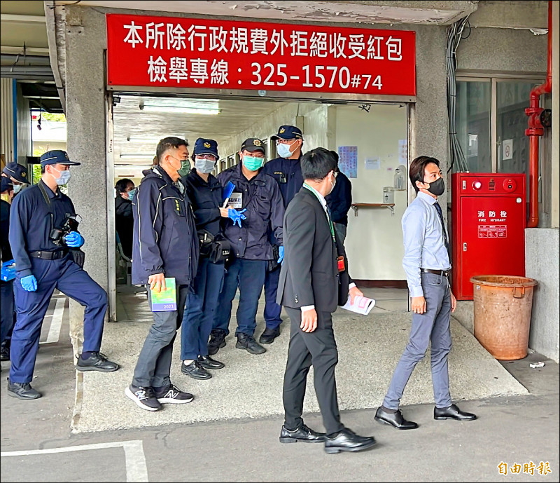 桃園地檢署主任檢察官劉恆嘉（著藍色襯衫者）帶隊抵達桃園殯儀館相驗。（記者陳恩惠攝）