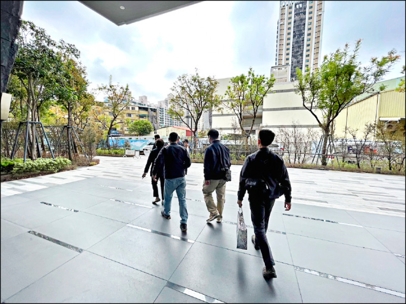 檢調昨到南市議長邱莉莉位於市區中華西路的大樓住處搜索。（民眾提供）