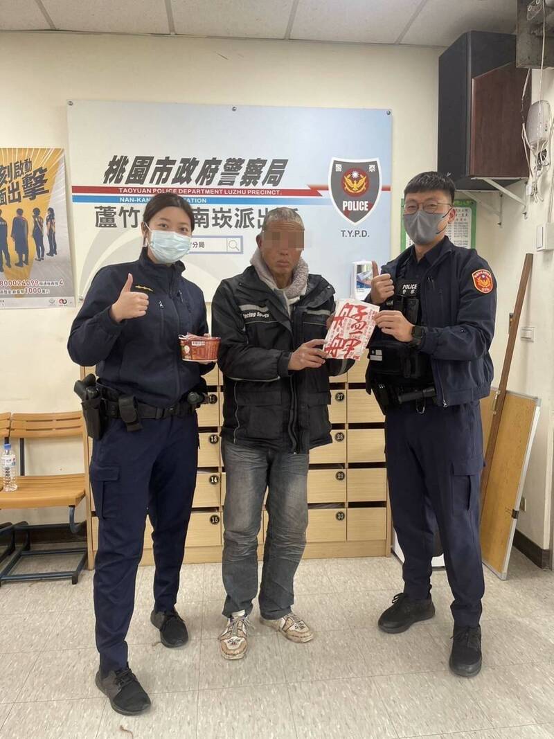 警方帶郭姓男子（中）回南崁派出所休息。（圖由警方提供）