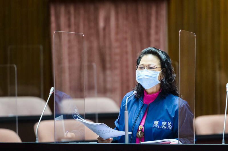 針對民進黨立委范雲日前主張女人也要當兵，國民黨立委廖婉汝受訪說，全民國防不分性別，過去金門在戰地政務時期設有金門自衛隊，從事醫療、支援等任務，代表女性也可以在全民國防上以各種形式參與。（廖婉汝辦公室提供）