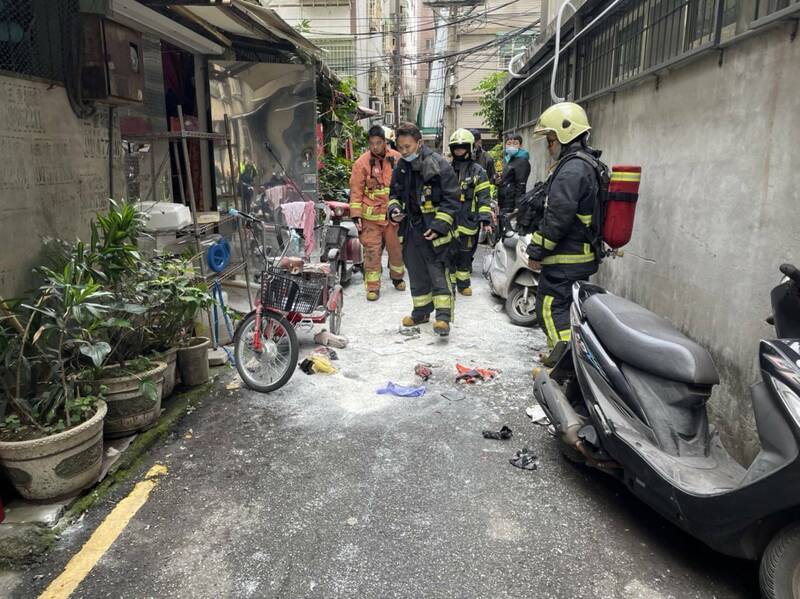 新北市三重一處公寓電動三輪車電瓶自爆起火，造成貧困車主、八旬老母親送醫無大礙，但鄰居求助慈濟等善心社福協助，讓母子過好年。（記者吳仁捷翻攝）