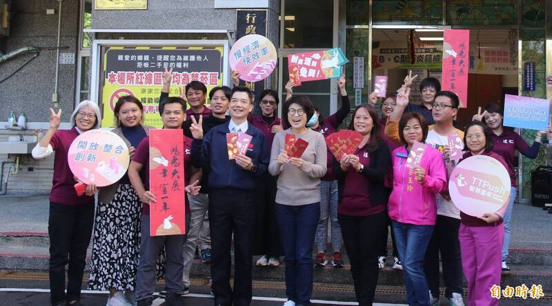 台東縣長饒慶鈴（右4）今天到達仁鄉衛生所贈數位紅包。（記者黃明堂攝）