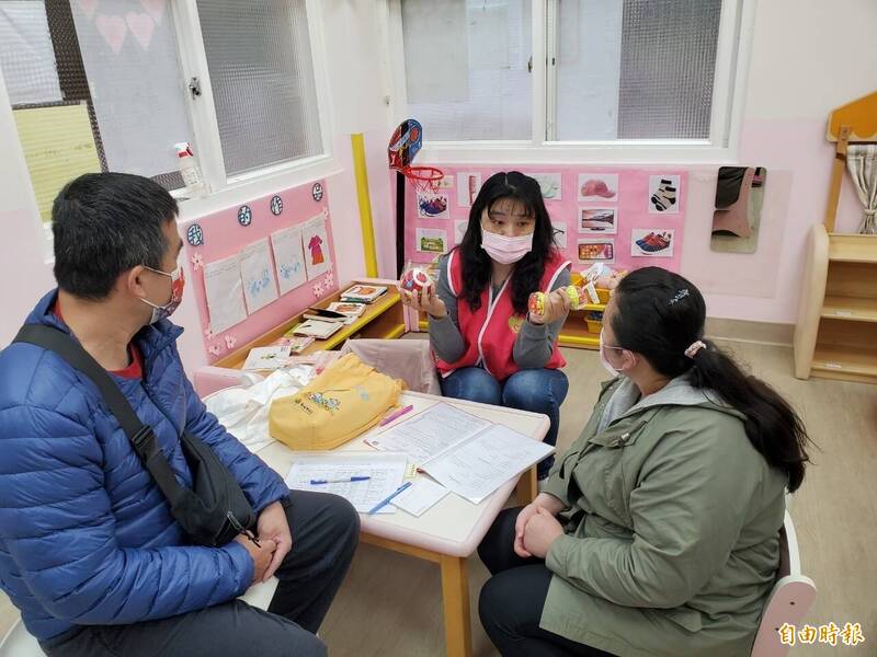 北海岸育兒督導管明雯（中）常帶著新北育兒寶貝袋，到公托、衛生所及幼兒園協助指導家長。（記者翁聿煌攝）