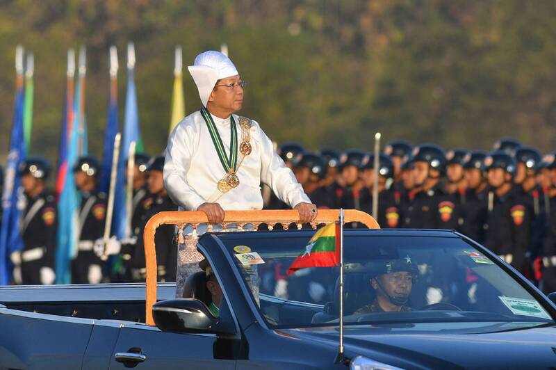 缅甸军政府领导人敏昂莱4日在首都奈比多的独立节阅兵中校阅部队。（法新社）(photo:LTN)