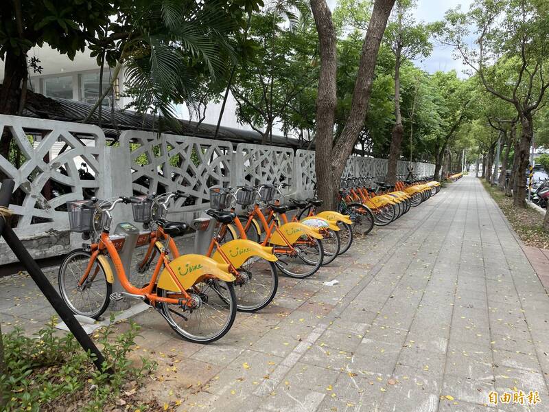 台北市YouBike1.0去年12月3日退場，場站及車柱陸續拆除中。（記者蔡亞樺攝）